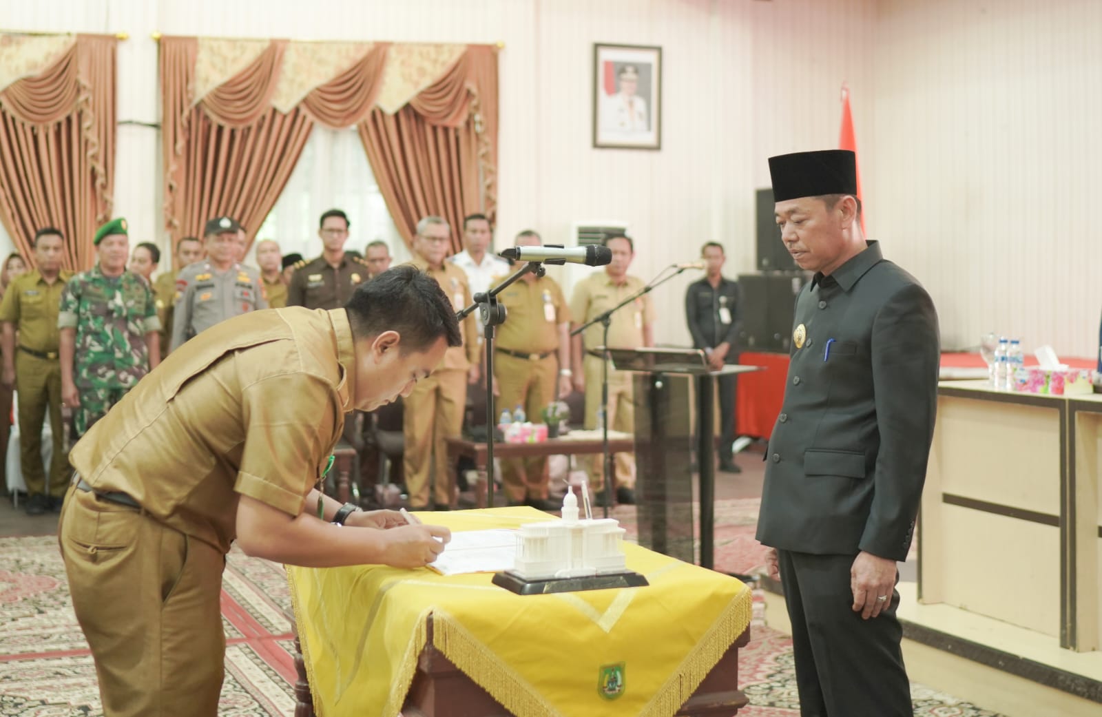 Serahkan Ratusan SK PNS, Bupati Rohil: PNS Harus Lebih Giat Bekerja